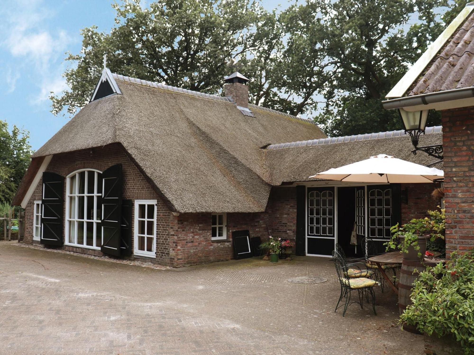 Villa On An Estate In Rheezerveen With Garden エクステリア 写真